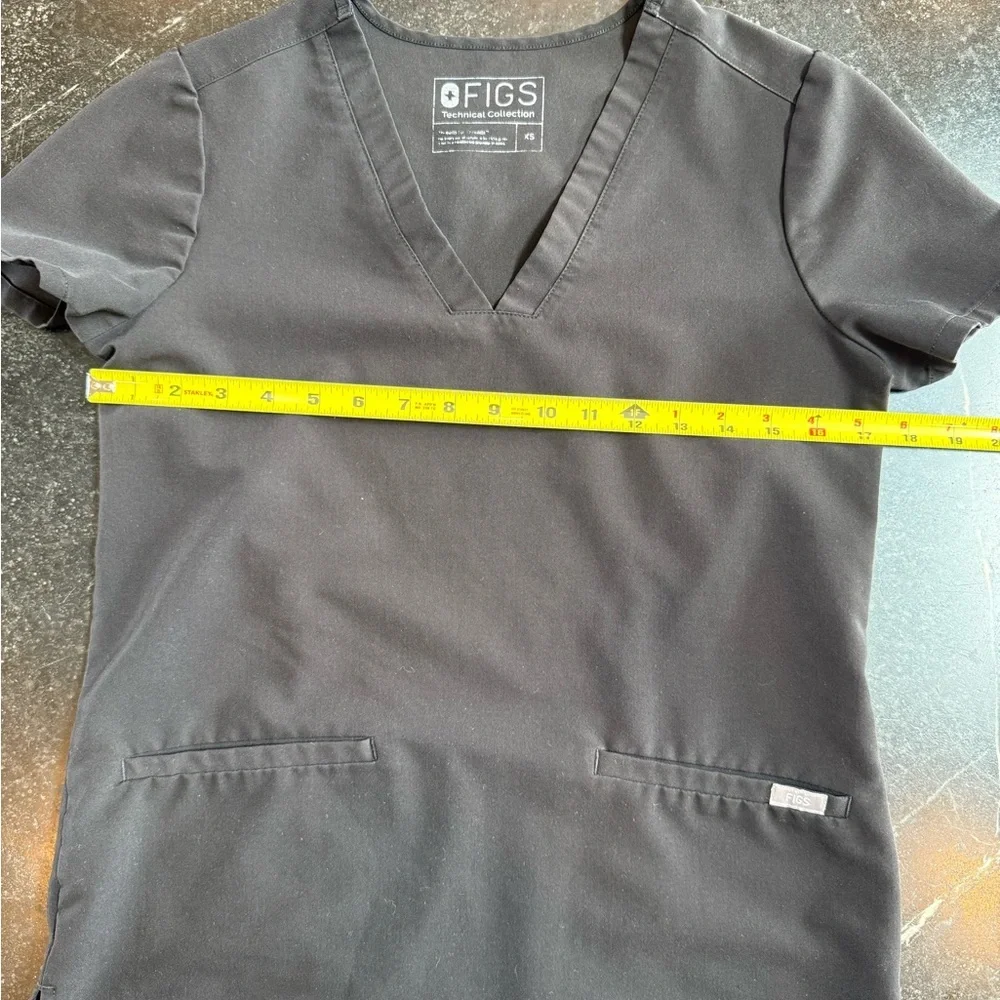 Figs XS Black Scrub Technical Collection Two Pocket Top - Picture 3 of 6